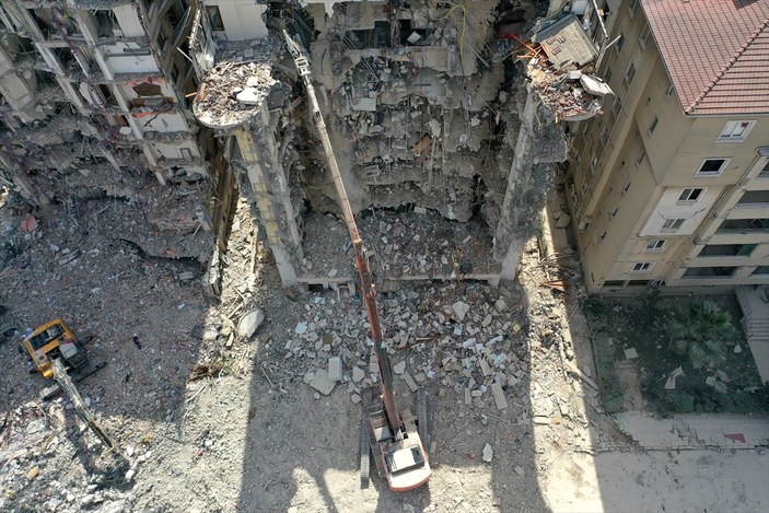 Depremin vurduğu Hatay'da yıkılan ve enkaza dönen binalarda çalışmalar gece gündüz devam ediyor