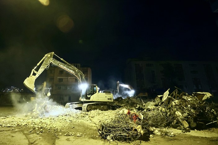 Depremin vurduğu Hatay'da yıkılan ve enkaza dönen binalarda çalışmalar gece gündüz devam ediyor