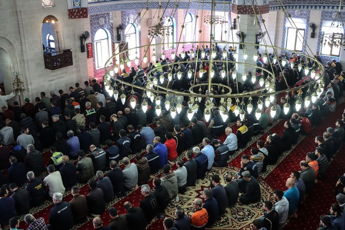 Depremin vurduğu illerde Ramazanın ilk cuma namazı kılındı: Hatay, Adıyaman, Osmaniye..