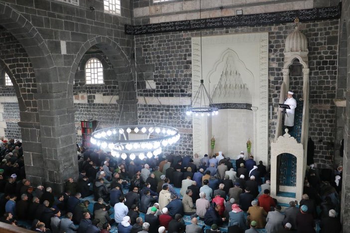 Depremin vurduğu illerde Ramazanın ilk cuma namazı kılındı: Hatay, Adıyaman, Osmaniye..