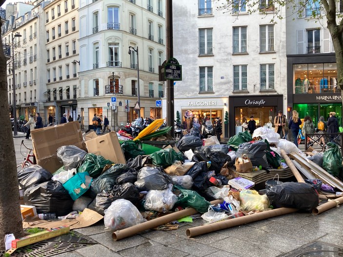 Fransa'nın başkenti Paris, çöp yığınından dolayı yaşanılamaz hale geldi