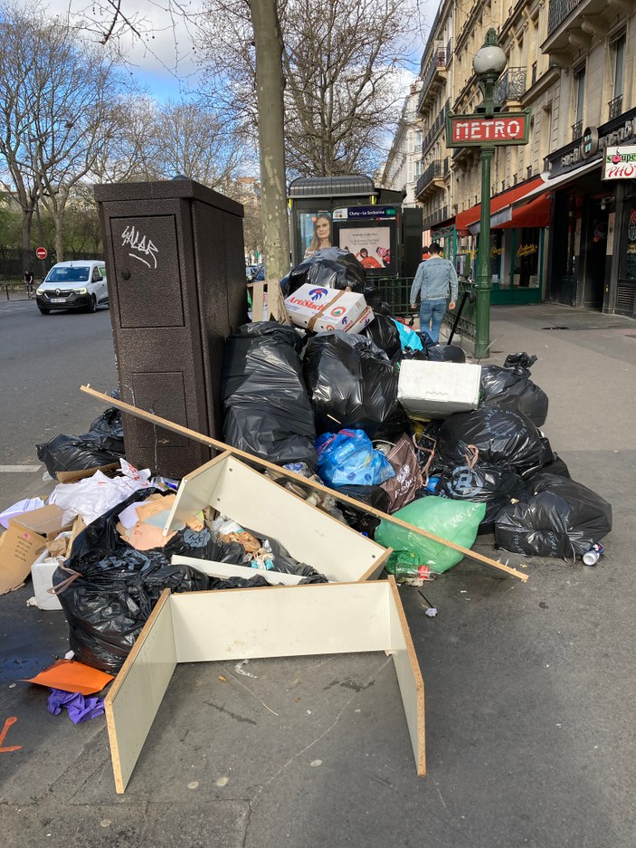 Fransa'nın başkenti Paris, çöp yığınından dolayı yaşanılamaz hale geldi