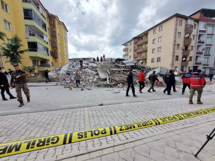 Malatya'da ağır hasarlı bina çöktü