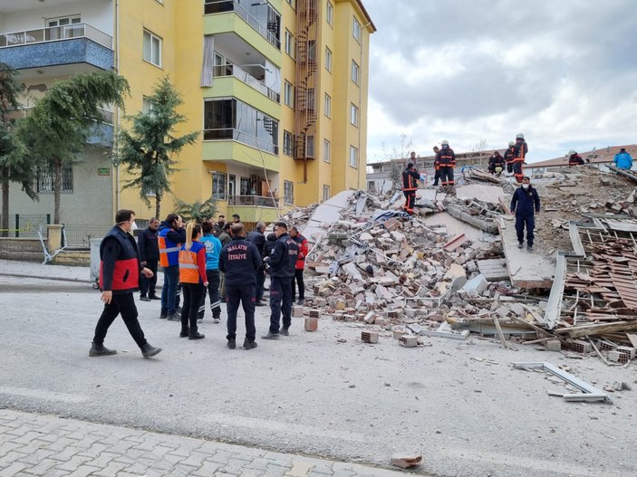 Malatya'da ağır hasarlı bina çöktü