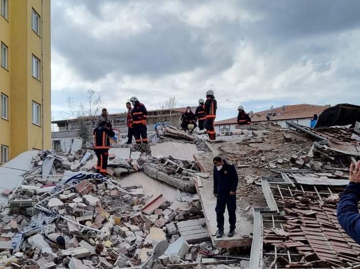 Malatya'da ağır hasarlı bina çöktü