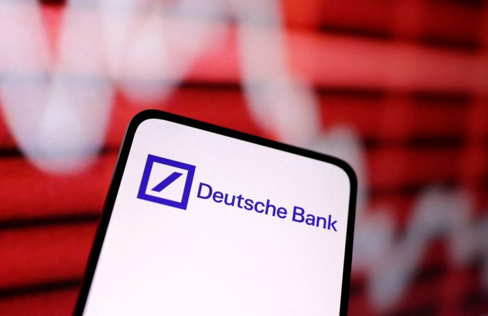 Almanya'nın en büyük bankasının hisseleri finansal kriz korkusuyla çakıldı