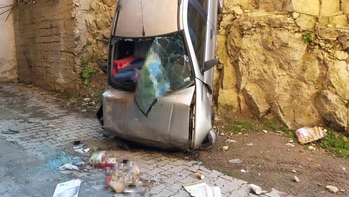 Ankara'da bir otomobil apartman boşluğuna düştü: 5 yaralı