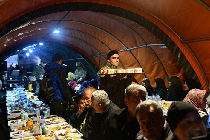 Çevre, Şehircilik ve İklim Değişikliği Bakanı Kurum, depremzedelerle Mehmetçik çadırında iftar yaptı