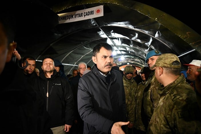 Çevre, Şehircilik ve İklim Değişikliği Bakanı Kurum, depremzedelerle Mehmetçik çadırında iftar yaptı