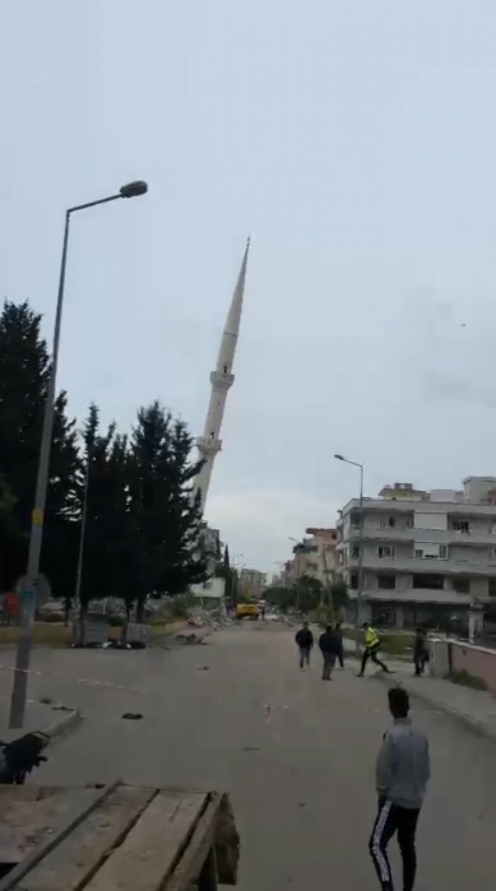 İskenderun’da depremde ağır hasar alan minare kontrollü olarak yıkıldı