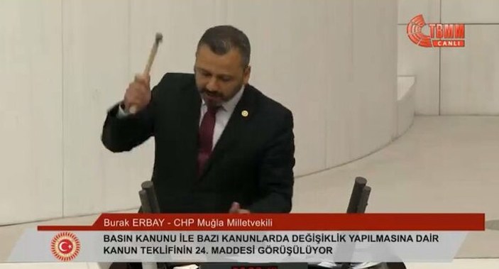Meclis'te çekiçle cep telefonunu kıran CHP'li Burak Erbay'a 10 bin liralık dava açıldı