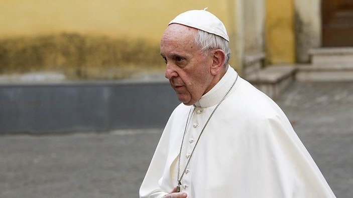 Papa Francis'in giydiği mont gündem oldu
