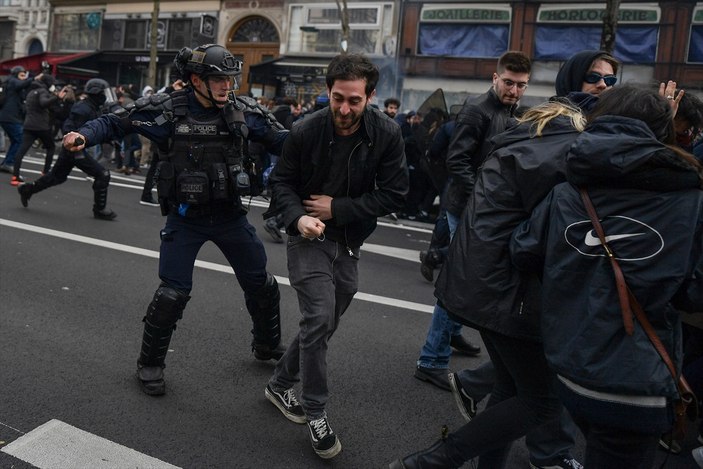 İran'dan Fransa'ya: halkın barışçıl gösterilerinin bastırılmasını şiddetle kınıyoruz