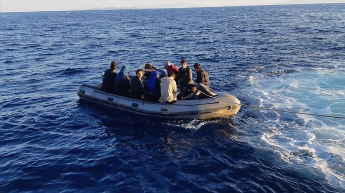 Son 24 saatte Akdeniz'i geçen 2 binden fazla göçmen İtalya'ya girdi