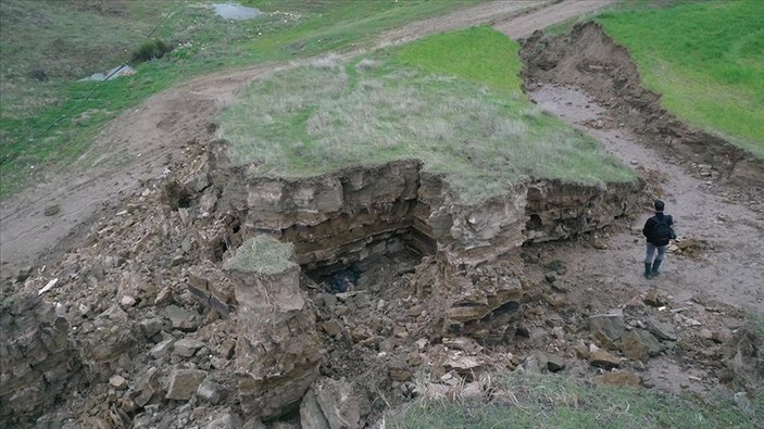 Adıyaman'da depremin ikiye böldüğü alan görüntülendi