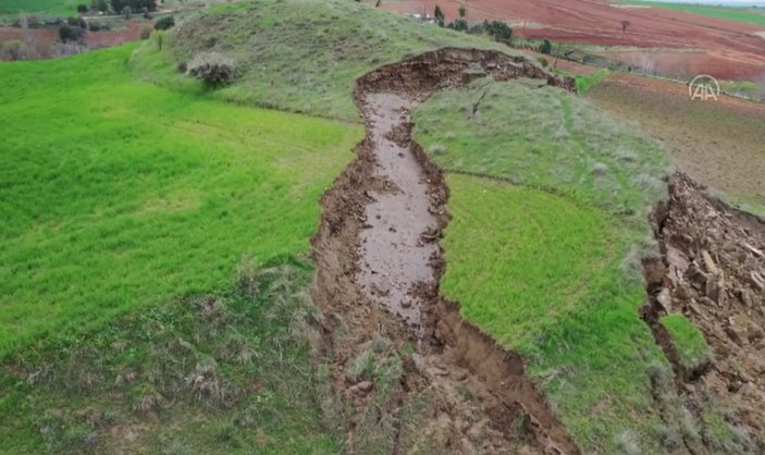 Adıyaman'da depremin ikiye böldüğü alan görüntülendi