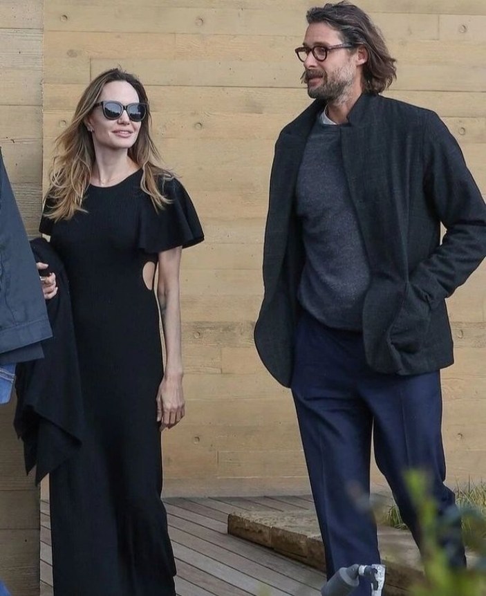 Angelina Jolie milyarder sevgili buldu
