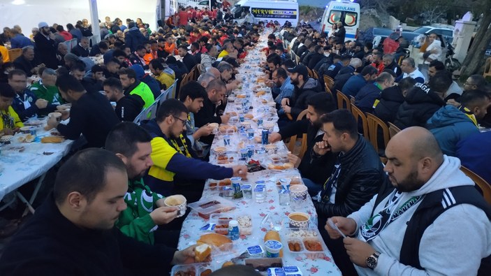 Deprem bölgesi Hatay'da taraftar grupları birlikte iftar yaptı