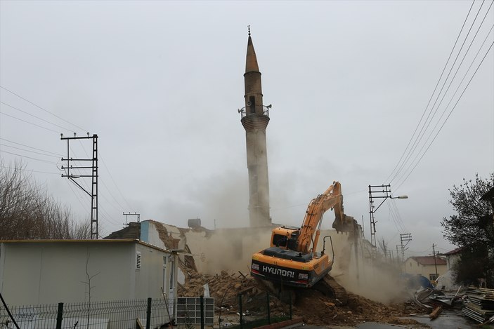 Malatya'da depremde ağır hasar gören cami ve minaresi yıkıldı