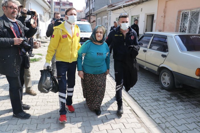Eskişehir’de hayatından endişe edilen kadın, çöp evden çıktı
