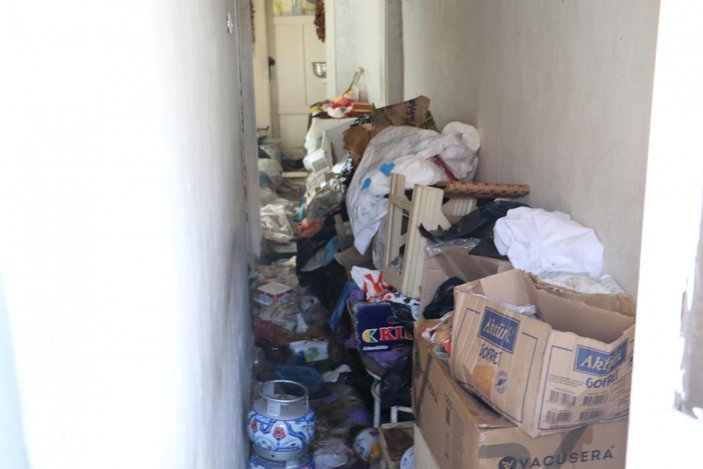 Eskişehir’de hayatından endişe edilen kadın, çöp evden çıktı