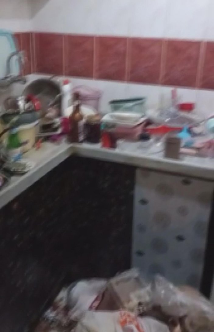 Konya'da çöp evde bulunan 1,5 yaşında kız çocuğu hastaneye kaldırıldı #6