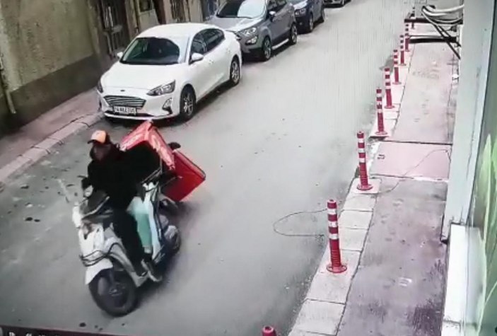 Kurye, motosikletini çalan hırsızı üzerine atlayıp yakaladı; o anlar kamerada #1