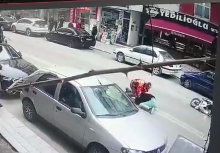 Kurye, motosikletini çalan hırsızı üzerine atlayıp yakaladı; o anlar kamerada #3