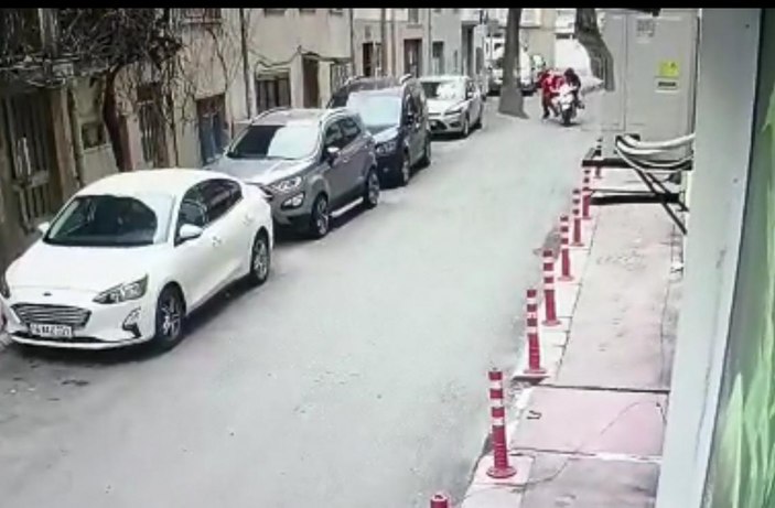 Kurye, motosikletini çalan hırsızı üzerine atlayıp yakaladı; o anlar kamerada #10