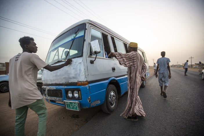 Ramazan gelenekleri sofraları şenlendiriyor! Sudan'da yol keserek iftara davet ediyorlar