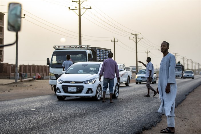 Ramazan gelenekleri sofraları şenlendiriyor! Sudan'da yol keserek iftara davet ediyorlar