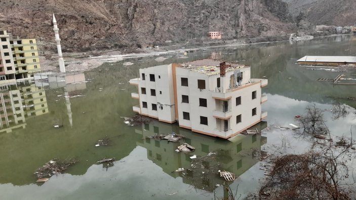 Yusufeli’nde baraj suları terk edilen binalara girdi #9