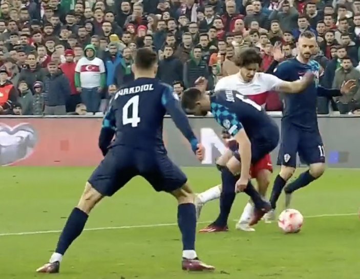 A Milli Takım'ın Hırvatistan karşısında penaltı beklediği pozisyon