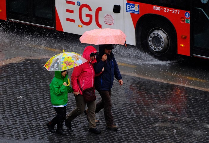 Ankara'da hava durumu! Sağanak yağış etkisini gösterdi