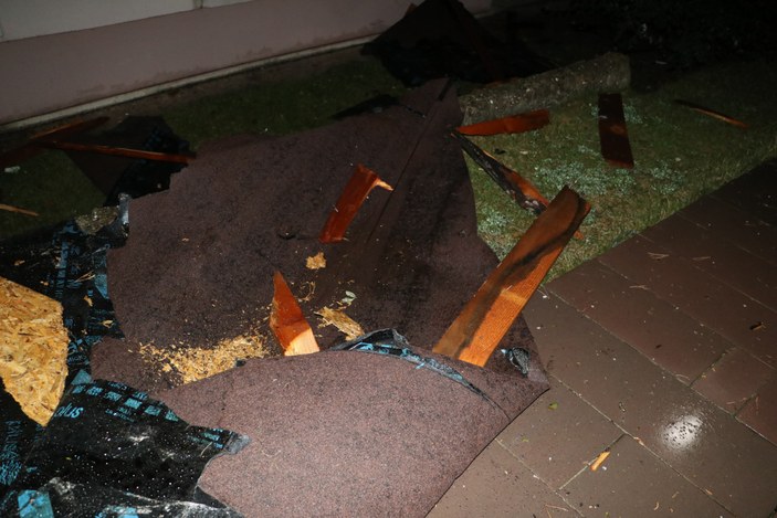 Ankara'da, rüzgarın uçurduğu çatıdan kopan parçalar yan bina ve araçlara isabet etti #4