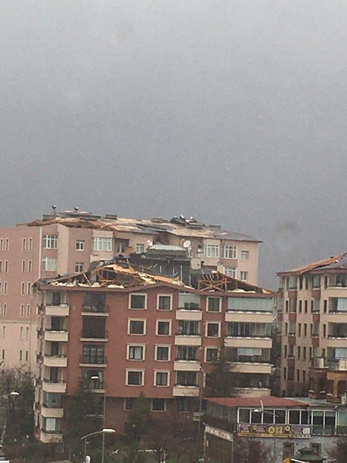 Ankara'da, rüzgarın uçurduğu çatıdan kopan parçalar yan bina ve araçlara isabet etti #6