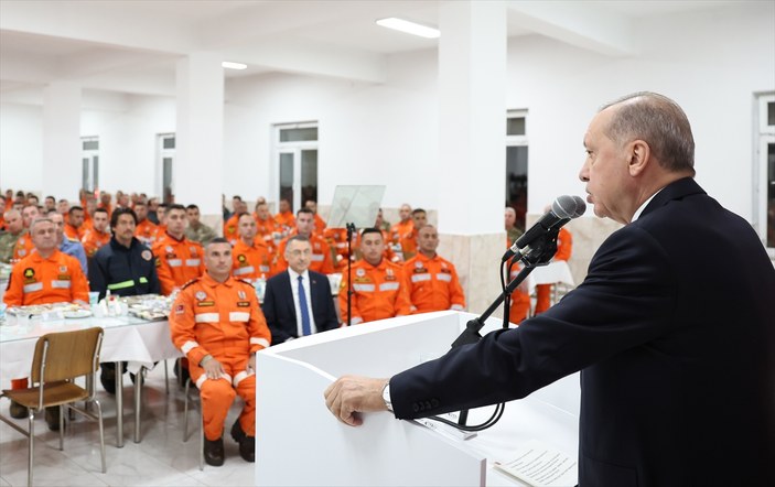 Cumhurbaşkanı Erdoğan, iftarını Mehmetçik ile açtı