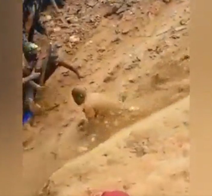 Demokratik Kongo Cumhuriyeti'nde göçük altındaki madencilerin kurtarılışı kamerada