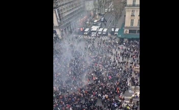 Fransa Paris'te Macron karşıtları sokağa indi