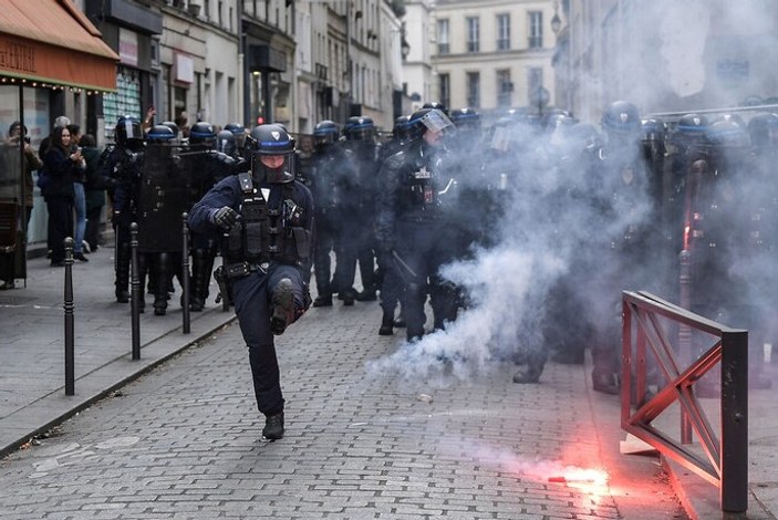 Fransa Paris'te Macron karşıtları sokağa indi