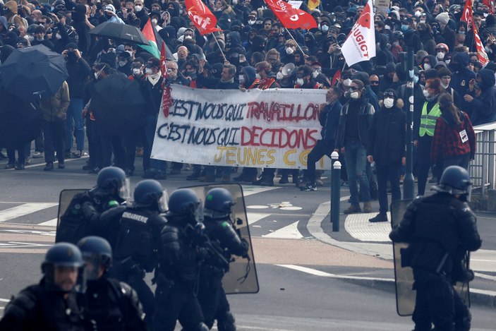 Fransa Paris'te Macron karşıtları sokağa indi