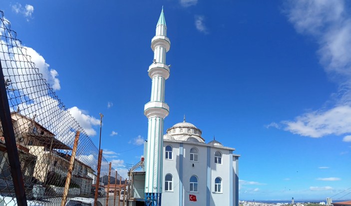 İzmir'de şiddetli rüzgar! Cami minaresi sallandı
