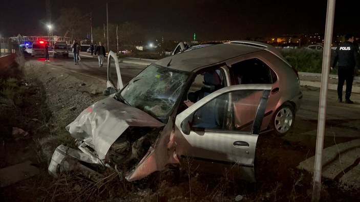 Kocaeli'de otomobillerin kafa kafaya çarpıştığı kazada 5 kişi yaralandı