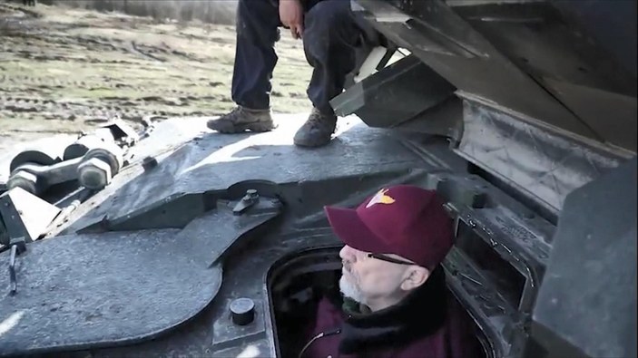 Reznikov, 'Challenger 2' tankıyla sürüş testi yaptı #4