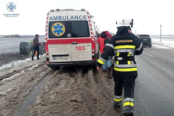 Ukrayna'da yolcu otobüsü kaza yaptı: 18 yaralı