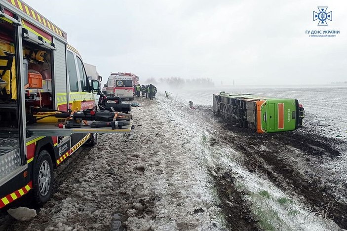 Ukrayna'da yolcu otobüsü kaza yaptı: 18 yaralı