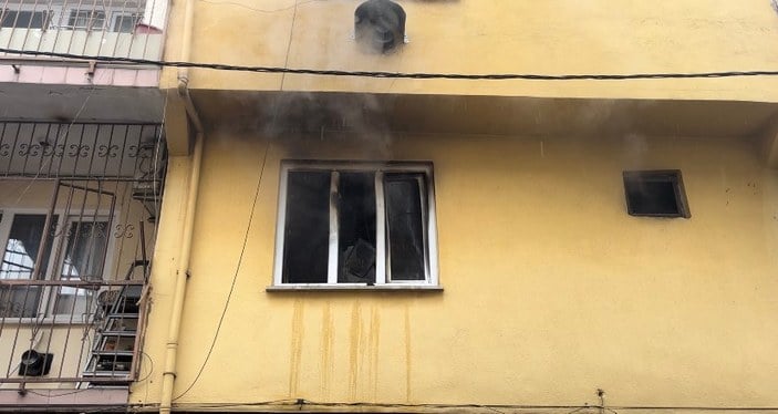Bursa'da evde yangın! Babaanne ve torun balkon kurtarıldı