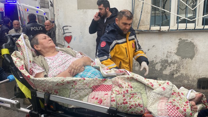 Bursa'da evde yangın! Babaanne ve torun balkon kurtarıldı