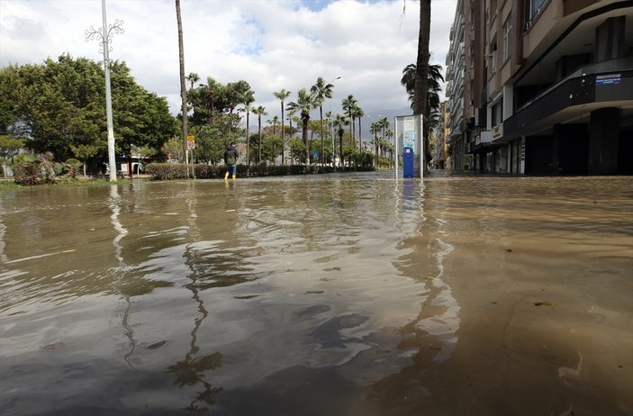 Deprem bölgesi su altında kaldı! İskenderun'da sağanak yağmur yaşamı olumsuz etkiledi