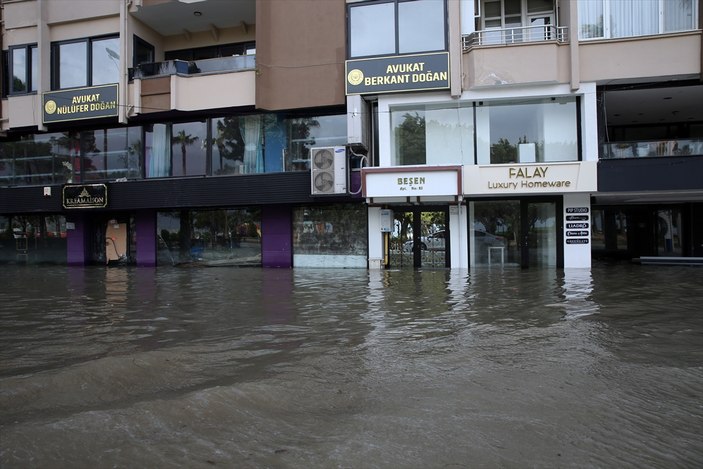 Deprem bölgesi su altında kaldı! İskenderun'da sağanak yağmur yaşamı olumsuz etkiledi